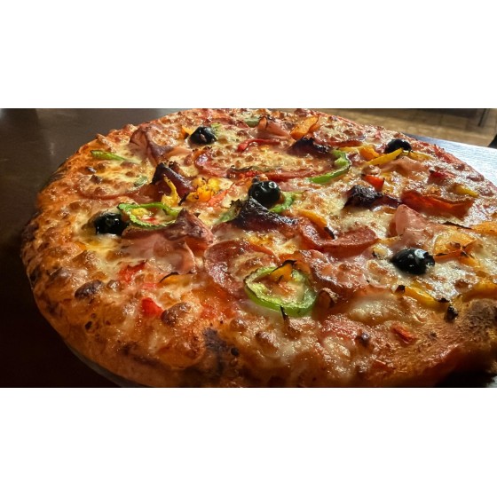 Pizza ROYALE. Tomate, Mozzarella, Salami, Chorizo, Jambon, Poivrons, Olives
