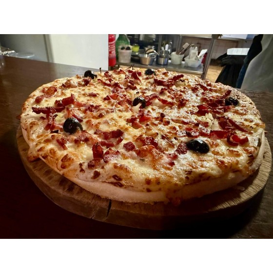Pizza Flambée. Mozzarella,Lardons,Oignons