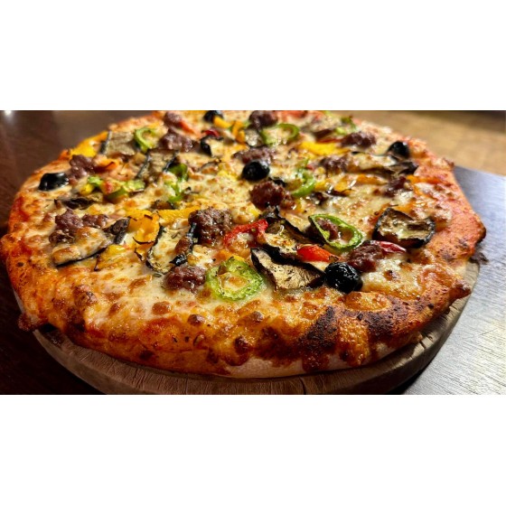 La Provençale. Tomate, Mozzarella, Boeuf, Aubergine, Courgette, Oignons, Poivrons