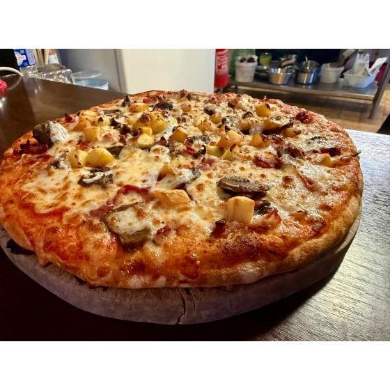 Pizza Loraine. Tomate ,Mozzarella, Lardons, Crème, Pomme de Terre, Champignons, Oignons, Œuf