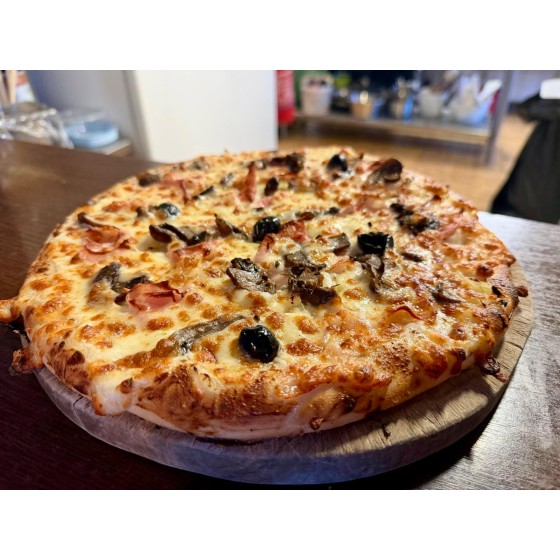 Pizza BLANCHE. Mozzarella, Jambon, Oignons, Olives, Champignons