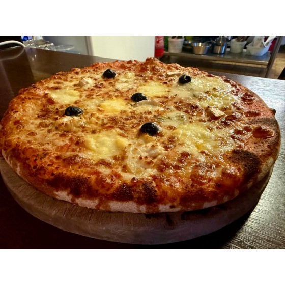 4 Fromages. Tomate, Mozzarella, Gorgonzola, Raclette, Chèvre, Olives