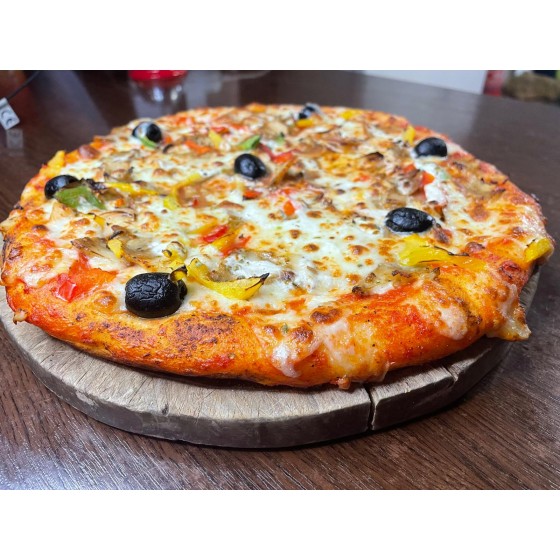 Pizza Kebab. Tomate, Mozzarella, Viande, KEBAB, Oignons, Crème, Poivrons