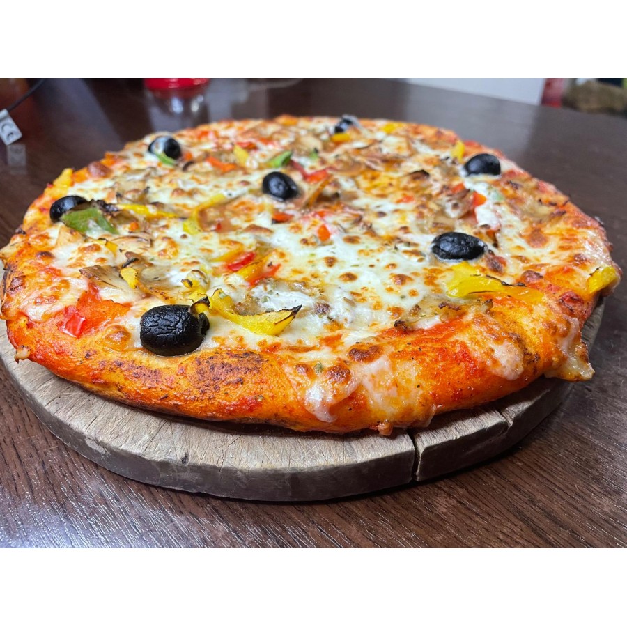 Pizza Kebab. Tomate, Mozzarella, Viande, KEBAB, Oignons, Crème, Poivrons