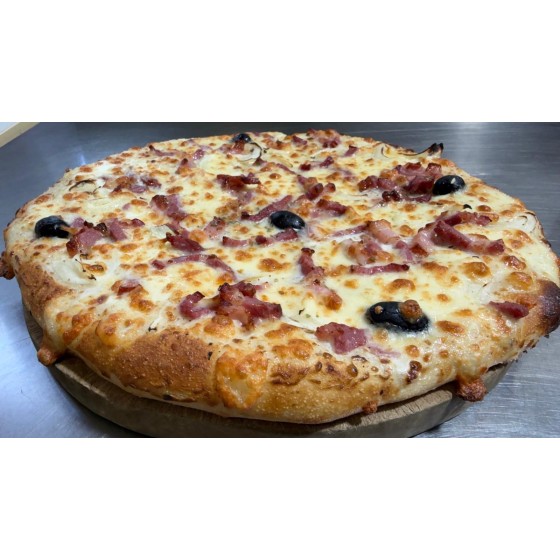 Pizza Flambée. Mozzarella,Lardons,Oignons