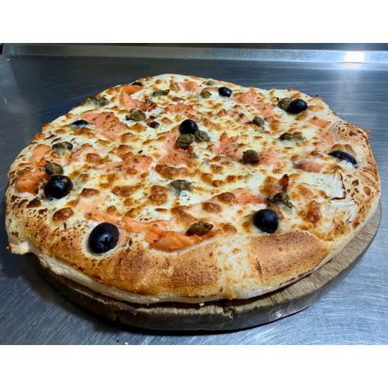 Pizza PRESTIGE. Mozzarella, Oignons, Saumon Fumé, Câpres