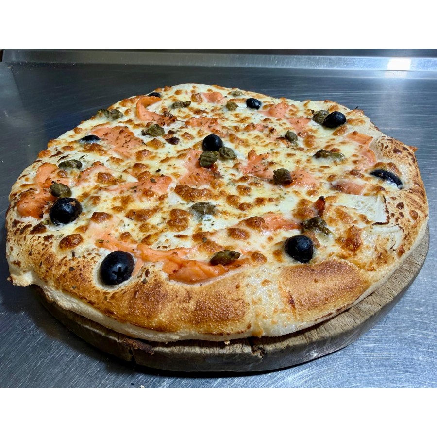 Pizza PRESTIGE. Mozzarella, Oignons, Saumon Fumé, Câpres
