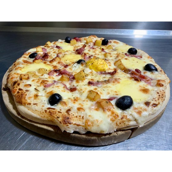 Pizza SAVOYARDE. Mozzarella ,Pomme de Terre, Raclette, oeuf, Lardons, Oignons