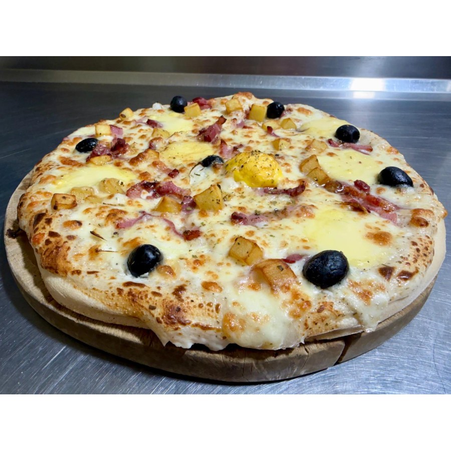 Pizza SAVOYARDE. Mozzarella ,Pomme de Terre, Raclette, oeuf, Lardons, Oignons