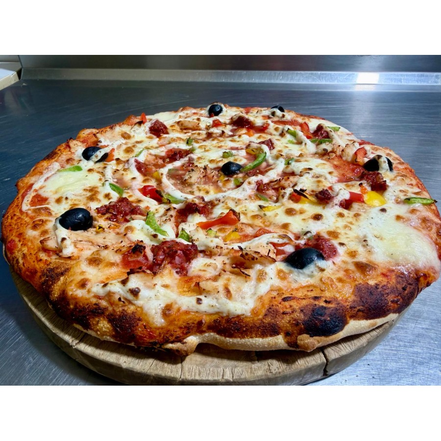 Pizza ORIENTALE. Tomate, Mozzarella, Poulet Halal, Mergez Halal, Olives, Poivrons, Crème