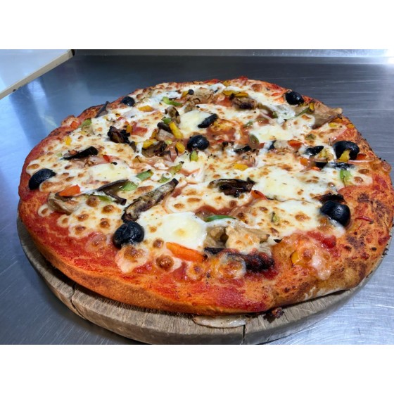 Pizza Végétarienne 2. Tomate, Mozzarella, Aubergine, Crème ,Courgette, Oignons, Poivrons