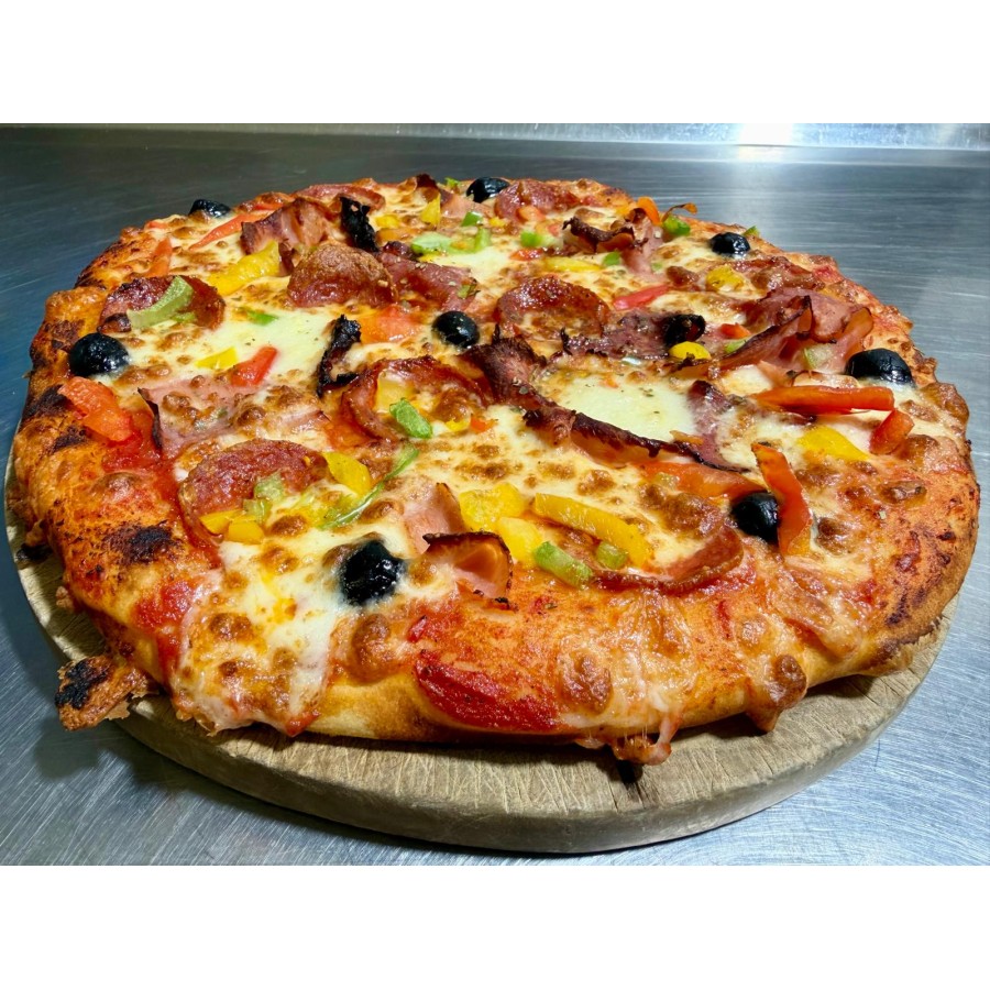Pizza ROYALE. Tomate, Mozzarella, Salami, Chorizo, Jambon, Poivrons, Olives