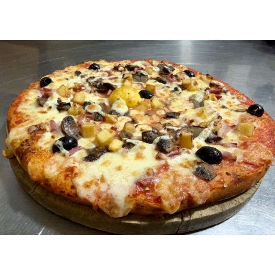 Pizza Loraine. Tomate ,Mozzarella, Lardons, Crème, Pomme de Terre, Champignons, Oignons, Œuf