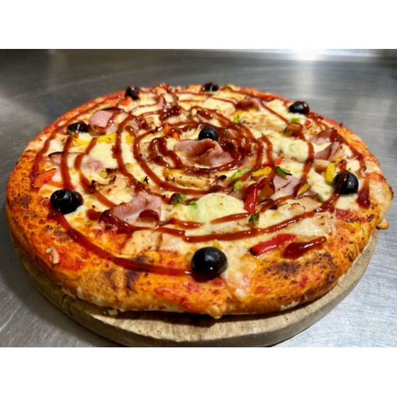Pizza TEXANE. Tomate, Mozzarella, Poulet, Bacon, Oignon, Poivron, Olive, Sauce Barbecue
