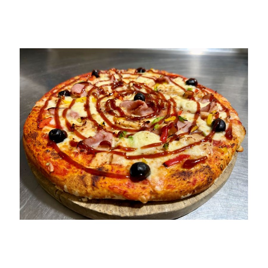 Pizza TEXANE. Tomate, Mozzarella, Poulet, Bacon, Oignon, Poivron, Olive, Sauce Barbecue
