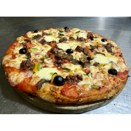 Pizza Bolognaise. Tomate, Mozzarella, Boeuf, Oignons, Poivrons, Champignons