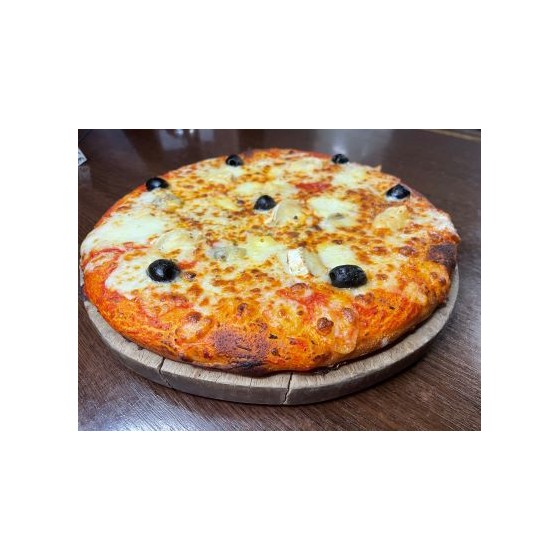 4 Fromages. Tomate, Mozzarella, Gorgonzola, Raclette, Chèvre, Olives