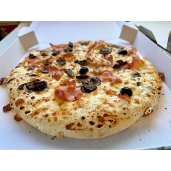 Pizza BLANCHE. Mozzarella, Jambon, Oignons, Olives, Champignons