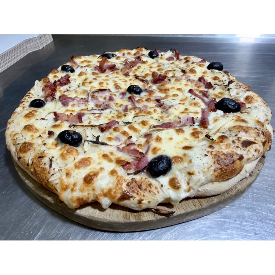 Pizza Flambée. Mozzarella,Lardons,Oignons
