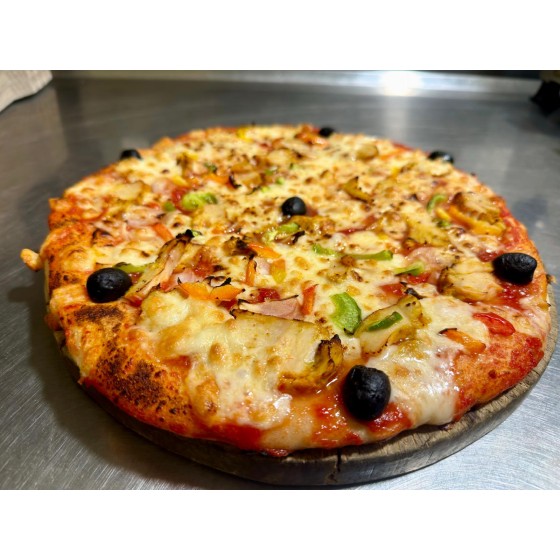 Pizza INDIANA. Tomate, Mozzarella, Poulet Curry, Oignon, Poivrons, Olives, Miel