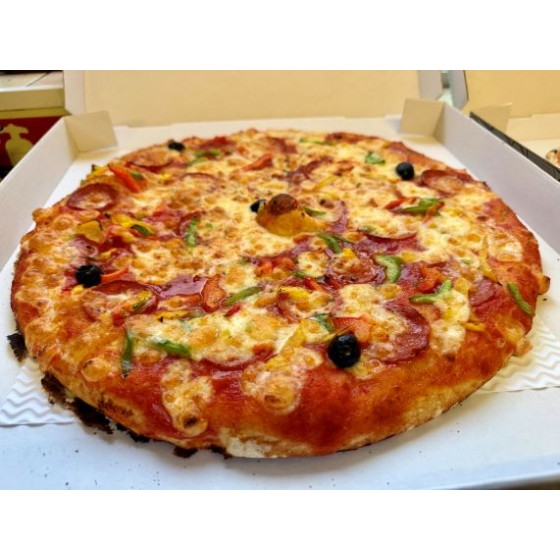 Pizza Mexicaine. Tomate, Mozzarella, Chorizo, Poivrons, Olives