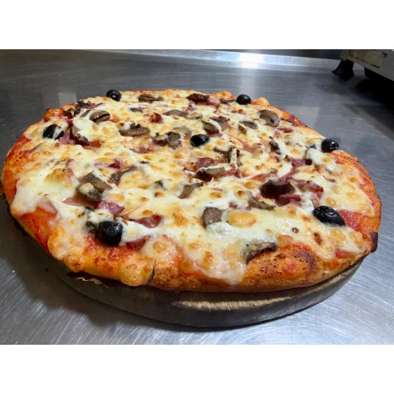 Pizza Paysanne. Tomate, Mozzarella, Oignons, Lardons, Crème, Champignons