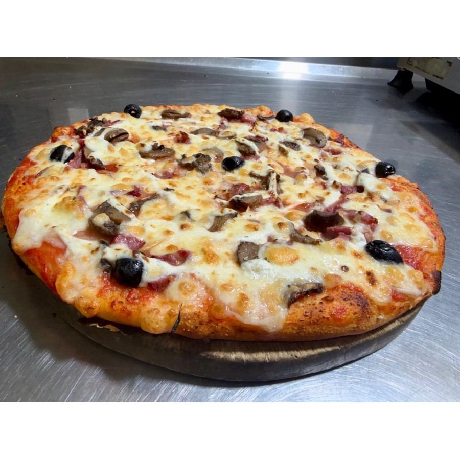 Pizza Paysanne. Tomate, Mozzarella, Oignons, Lardons, Crème, Champignons