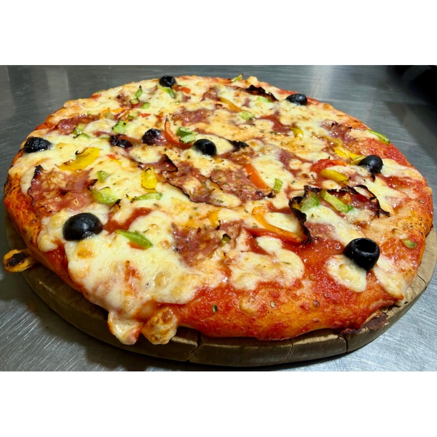 Pizza Salami. Tomate, Mozzarella, Salami, Poivrons, Olives