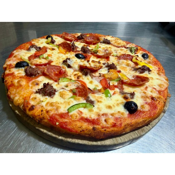 Pizza SUPREME. Tomate, Mozzarella, Oignons, Chorizo, Poivrons, Boeuf épicé