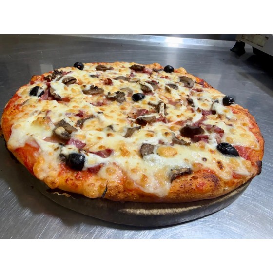 Pizza Paysanne. Tomate, Mozzarella, Oignons, Lardons, Crème, Champignons