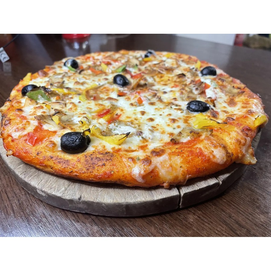 Pizza Kebab. Tomate, Mozzarella, Viande, KEBAB, Oignons, Crème, Poivrons