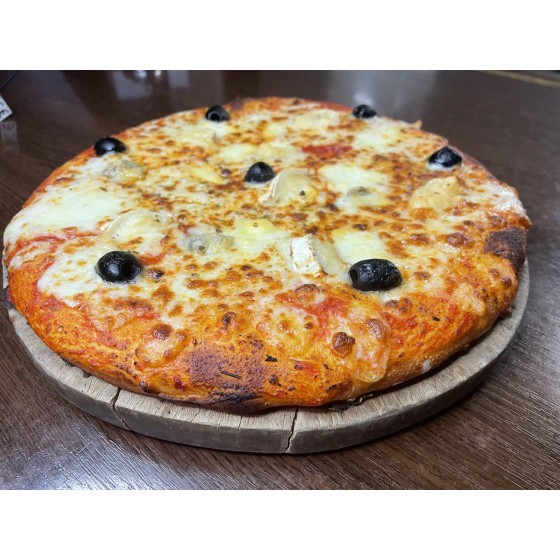 4 Fromages. Tomate, Mozzarella, Gorgonzola, Raclette, Chèvre, Olives